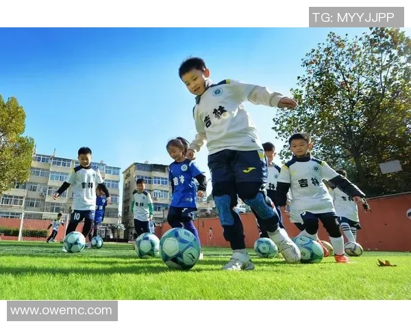 从校园到绿茵场大学毕业的足球明星们的奋斗与荣耀之路