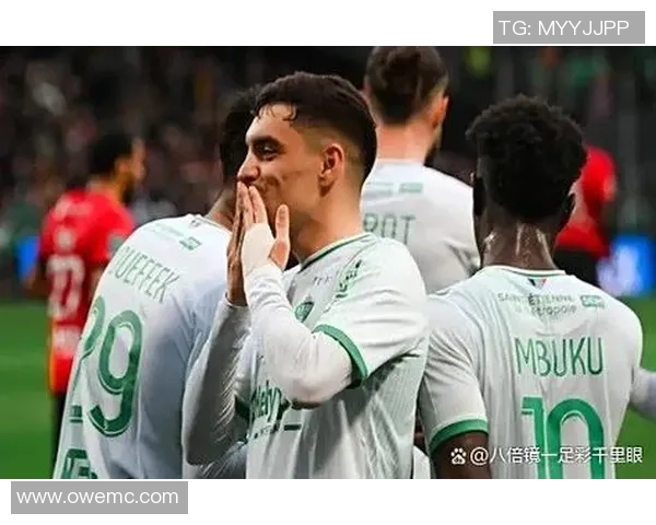 激烈对决与团队合作足球比赛中的精彩瞬间与感人故事